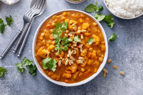 Blumenkohl Curry Mit Erdnüssen Und Koriander Einer Servierschüssel — Stockfoto