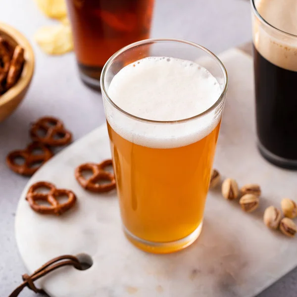 ダークスタウト 伝統的なラガーとベルギーの白のビールのバリエーションは テーブル上のスナックを提供 — ストック写真