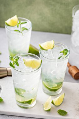 Limonlu ve taze naneli uzun bardaklarda klasik mojito kokteyli.