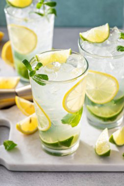Limonlu limonlu mojito kokteyli, limonlu ve naneli.