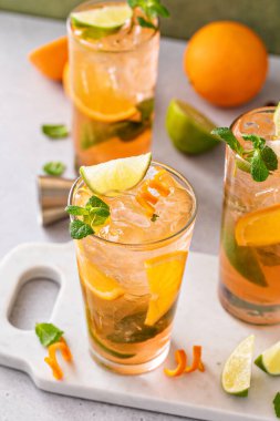 Limonlu ve naneli uzun bardaklarda portakal ve limonlu mojito kokteyli.