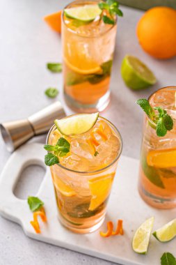 Limonlu ve naneli uzun bardaklarda portakal ve limonlu mojito kokteyli.
