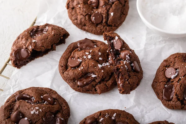 Double Chocolate Cookies Chocolate Chips Flaky Salt Cooling Rack — Stock Photo, Image