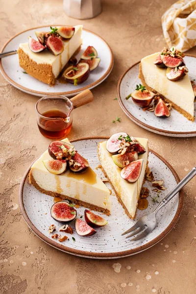 İncirli, cevizli ve akçaağaç şuruplu cheesecake.