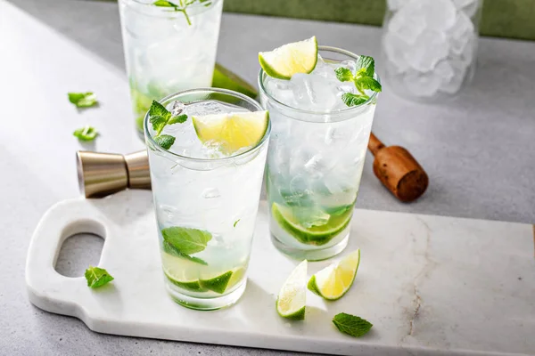 Klassieke Mojito Cocktail Hoge Glazen Met Limoen Verse Munt — Stockfoto