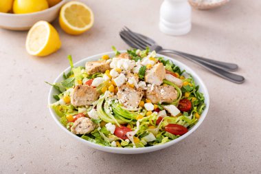 Taze sebze salatası ve mısır ve limon salatası soslu tavuk.