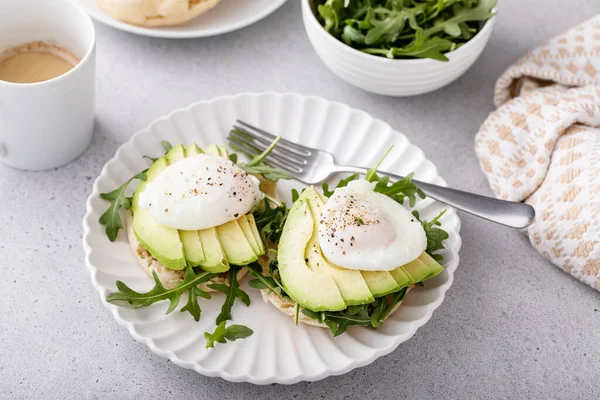 Healthy Egg Benedict Sandwich Avocado Arugula Breakfast Idea — Stock Photo, Image