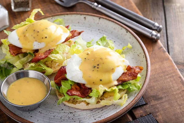 Pastırmalı Benedict usulü yumurta ve İngiliz keklerinin üzerine marul. Geleneksel kahvaltı fikri.