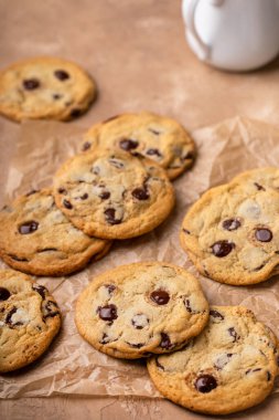 Parşömen kağıdında pullu tuzlu çikolatalı kurabiyeler, taze pişmiş ev yapımı kurabiyeler.