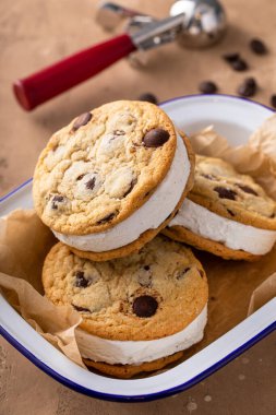 Vanilyalı dondurmalı sandviç ve çikolatalı kurabiye, ev yapımı tatlı.