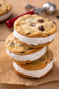 Vanilyalı dondurmalı sandviç ve çikolatalı kurabiye, ev yapımı tatlı.