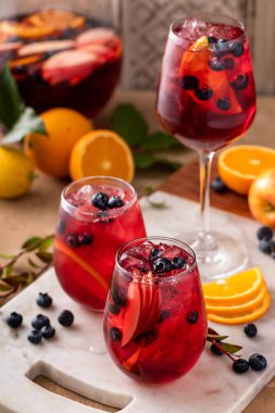 Yaz meyveli sangria elma, portakal ve böğürtlenli buzlu şarap kadehleri.
