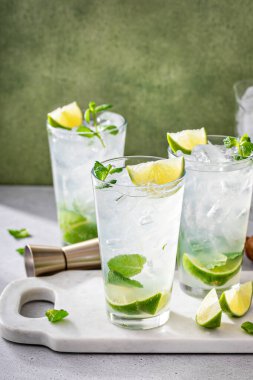 Limonlu ve taze naneli uzun bardaklarda klasik mojito kokteyli.
