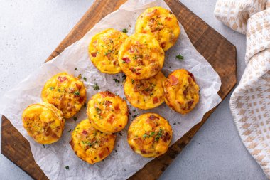 Kahvaltıda yumurtalı kek ya da patates, pastırma ve çedar peynirli yumurta.