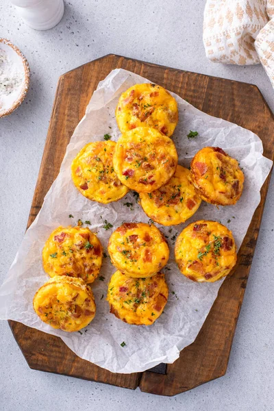 Desayuno Muffins Huevo Mordeduras Huevo Con Patata Tocino Cheddar — Foto de Stock