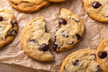 Parşömen kağıdında pullu tuzlu çikolatalı kurabiyeler, taze pişmiş ev yapımı kurabiyeler.