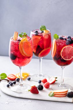 Kırmızı şarap, elma ve portakallı taze yaz meyveli sangria.