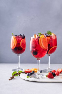 Kırmızı şarap, elma ve portakallı taze yaz meyveli sangria.