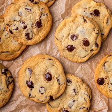 Parşömen kağıdında pullu tuzlu çikolatalı kurabiyeler, taze pişmiş ev yapımı kurabiyeler.