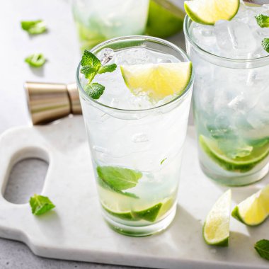 Limonlu ve taze naneli uzun bardaklarda klasik mojito kokteyli.