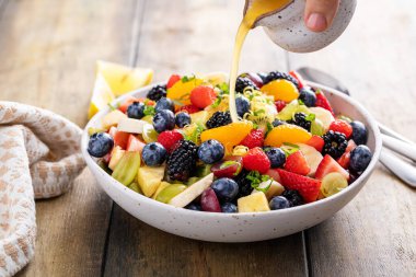 Böğürtlenli, narenciye aromalı, nane ve bal soslu meyve salatası.