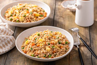 Kavanozda servis edilen bezelye ve havuçlu pilav.