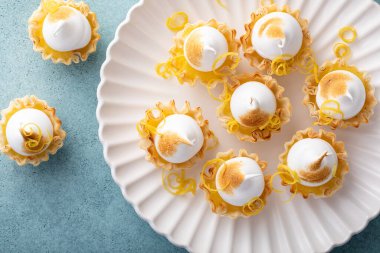 Limonlu limonlu kremalı tartlar. Bir ısırık tatlı fikri.