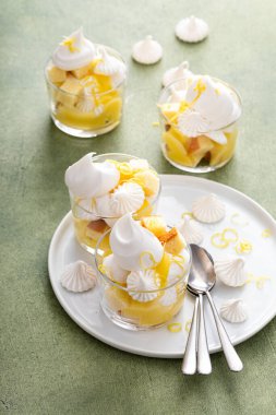 Limonlu pasta ve bir bardakta kek, aptalca bir tatlı fikri.