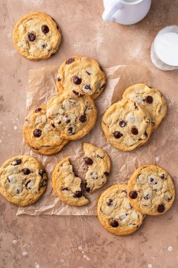 Parşömen kağıdında pullu tuzlu çikolatalı kurabiyeler, taze pişmiş ev yapımı kurabiyeler.