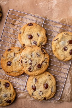 Soğutma rafında pullu tuzlu çikolatalı kurabiyeler, taze pişmiş ev yapımı kurabiyeler.