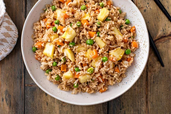Ananas Gebratener Reis Mit Erbsen Und Karotten Schalen Serviert — Stockfoto