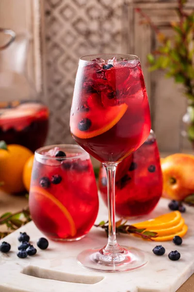 Yaz Meyveli Sangria Elma Portakal Böğürtlenli Buzlu Şarap Kadehleri — Stok fotoğraf