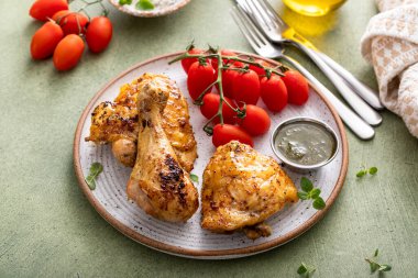 Kızarmış limon ve sebzeli tavuk budu ve pesto soslu but.