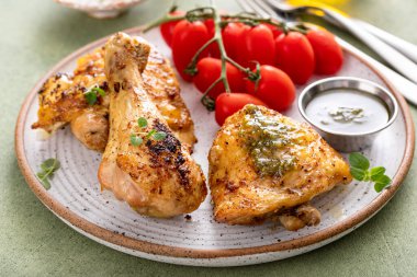 Kızarmış limon ve sebzeli tavuk budu ve pesto soslu but.