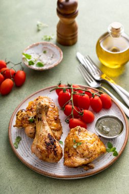 Kızarmış limon ve sebzeli tavuk budu ve pesto soslu but.