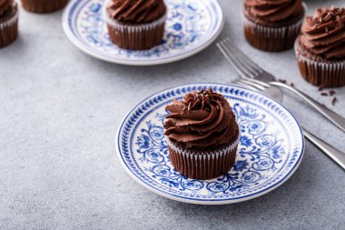 Kakaolu çikolatalı kekler çırpılmış ganache kreması ve çikolata parçacıkları.