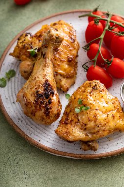 Kızarmış limon ve sebzeli tavuk budu ve pesto soslu but.