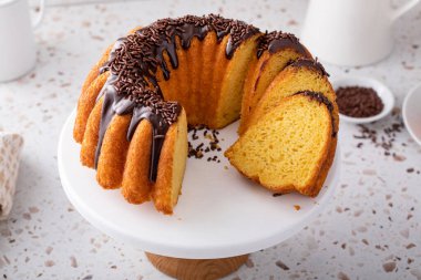 Koyu çikolatalı ganache ve çikolata parçalı portakallı kek.