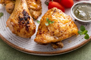 Kızarmış limon ve sebzeli tavuk budu ve pesto soslu but.