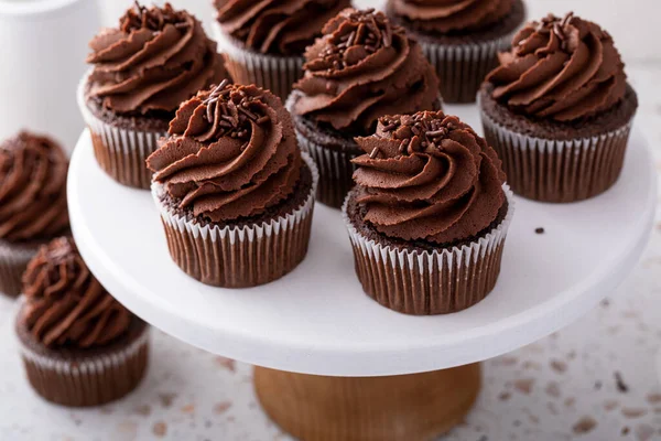 Čokoládové Cupcakes Tmavou Čokoládou Šlehané Ganache Polevy Čokoládové Posypy — Stock fotografie