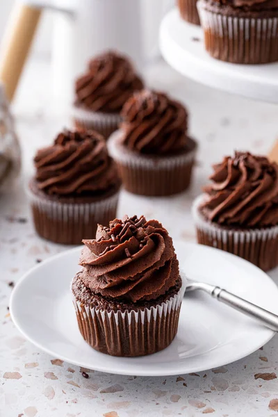 Čokoládové Cupcakes Tmavou Čokoládou Šlehané Ganache Polevy Čokoládové Posypy — Stock fotografie