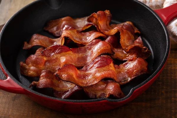 Bacon Cuit Dans Une Casserole Fonte Prêt Manger Agrafe Petit — Photo