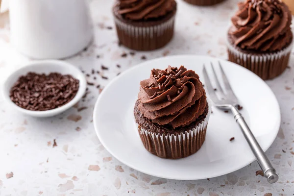Cupcakes Chocolate Com Cobertura Ganache Chicoteado Chocolate Escuro Polvilhas Chocolate — Fotografia de Stock