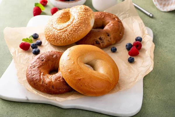 Homemade Freshly Baked Bagels Parchment Paper Ready Eat Cinnamon Raisin — Stock Photo, Image