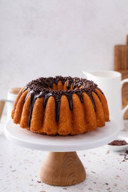 Koyu çikolatalı ganache ve çikolata parçalı portakallı kek.