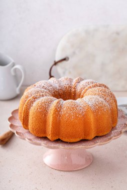 Tavada pişirilmiş yarım kilo kek, geleneksel vanilya ya da ekşi krema aromalı, pudra şekeriyle tozlanmış.