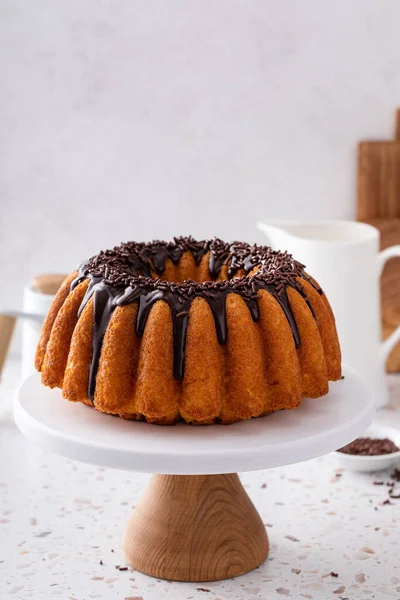 Gâteau Bundt Livre Orange Avec Ganache Chocolat Noir Pépites Chocolat — Photo