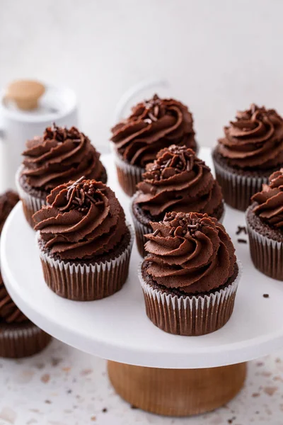 ダークチョコレートホイップガナッシュの霜降りとチョコレートスプリンクルとチョコレートカップケーキ — ストック写真