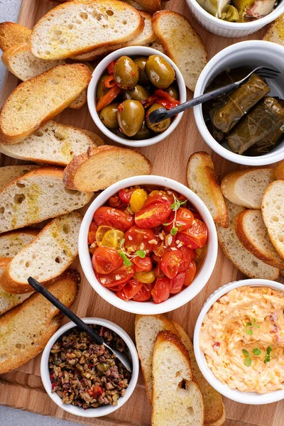 Kızarmış ekmekli abur cubur, çeşitli soslar ve aperatifler.