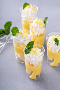 Bir parti ya da doğum günü için limonlu tatlı, tatlı masası fikri, yemek servisi.